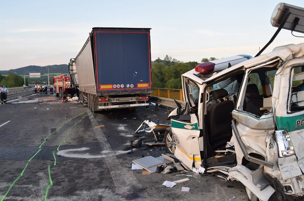Doi pompieri au murit loviți de un TIR, în timp ce stingeau o mașină cuprinsă de flăcări, pe o autostradă din Slovacia 7 accident slovacia7