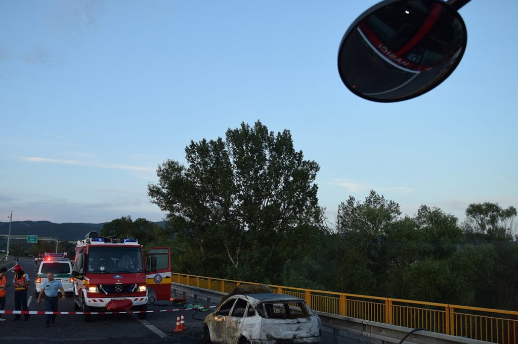 Doi pompieri au murit loviți de un TIR, în timp ce stingeau o mașină cuprinsă de flăcări, pe o autostradă din Slovacia 8 accident slovacia8