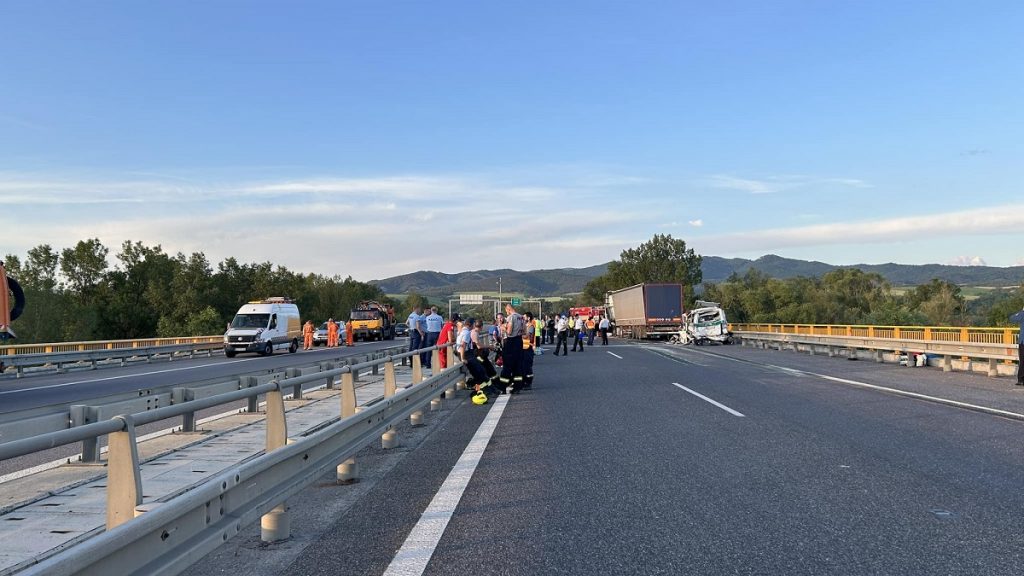 Doi pompieri au murit loviți de un TIR, în timp ce stingeau o mașină cuprinsă de flăcări, pe o autostradă din Slovacia 9 accident slovacia9