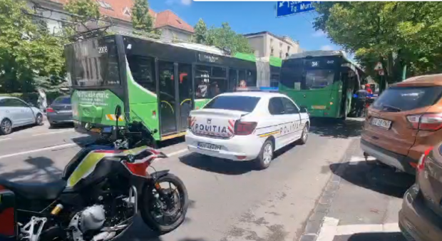Șase călători au fost răniți după ce un autobuz a fost implicat într-un accident în Brașov