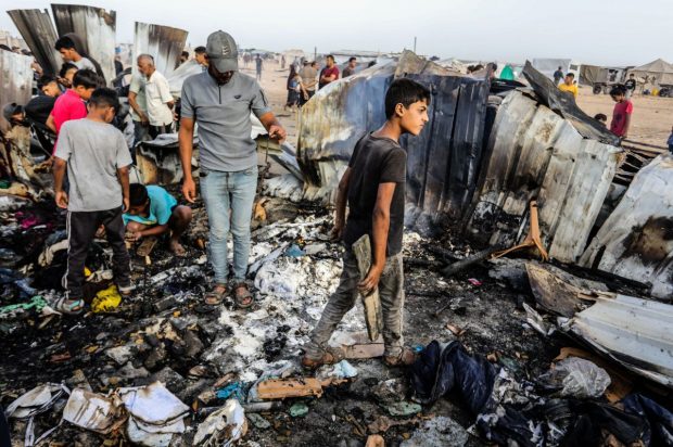 Autoritățile din Gaza spun că peste 20 de oameni au murit într-o lovitură asupra unei tabere de lângă Rafah. Israelul neagă atacul