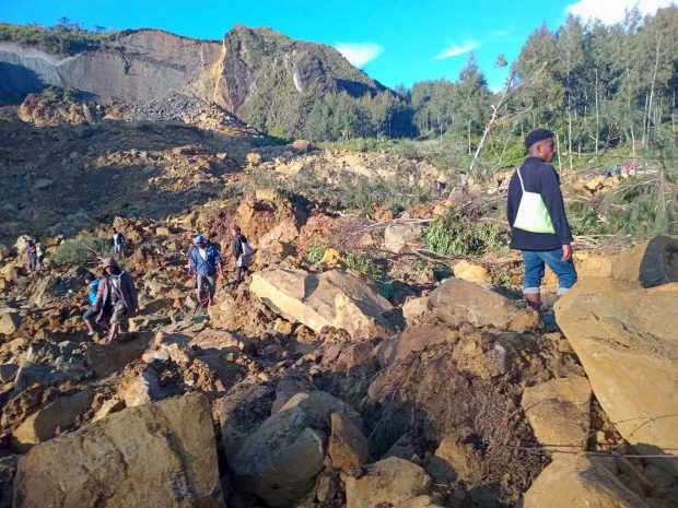 Noi evacuări în Papua Noua Guinee, după alunecarea de teren în care 2.000 de oameni au fost îngropați de vii