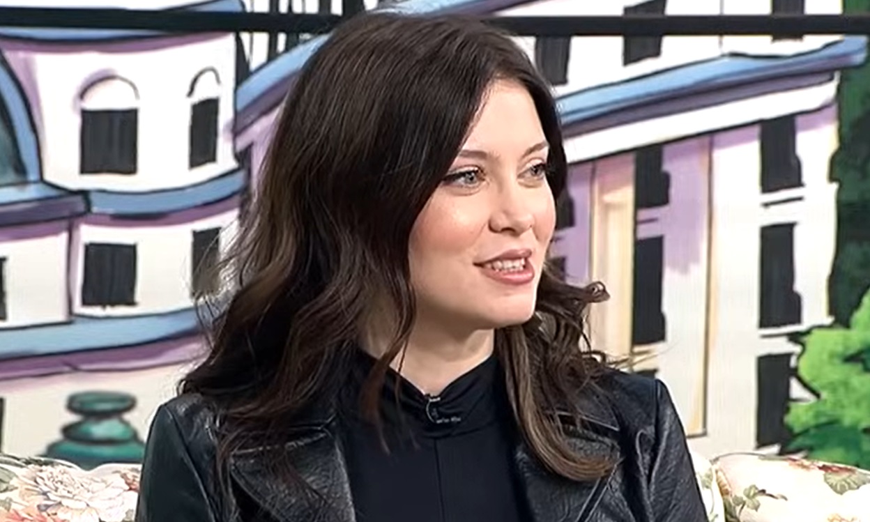 Anca Dumitra, gravidă în luna a șasea, cu primul copil. A apărut într-o rochie tip sac. Anca Dumitra, gravidă în luna a șasea, cu primul copil. A apărut într-o rochie tip sac.