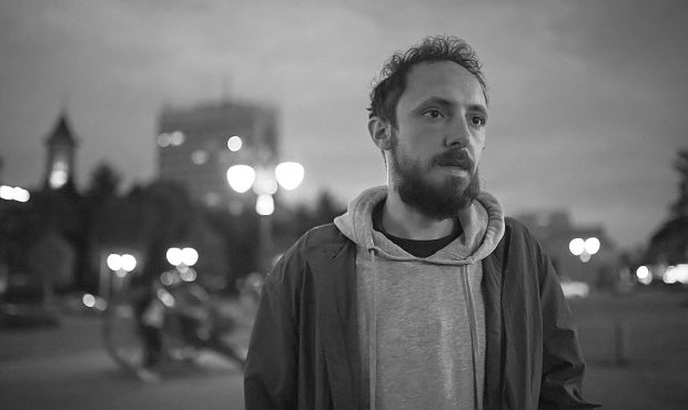 INTERVIU. Andrei Cozlac, artist vizual dublu premiat la UNITER: „Eu fac același lucru pe care-l făceam la grădiniță, doar că oamenii mă iau serios acum”