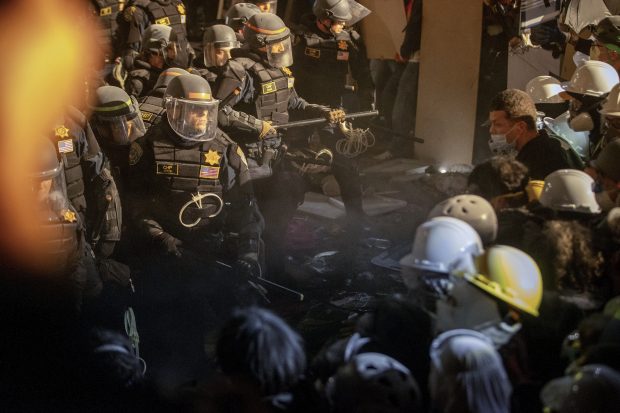 Proteste cu sute de rețineri în campusuri universitare din SUA. Care sunt principalele revendicări și cum s-au extins manifestațiile până la intervenția forțelor de ordine