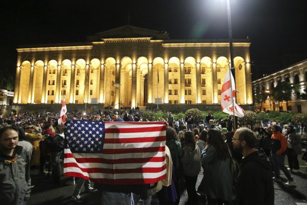 Georgienii au protestat și în noaptea de Înviere. Au aprins lumânări, au ciocnit ouă și au fluturat steagul țării
