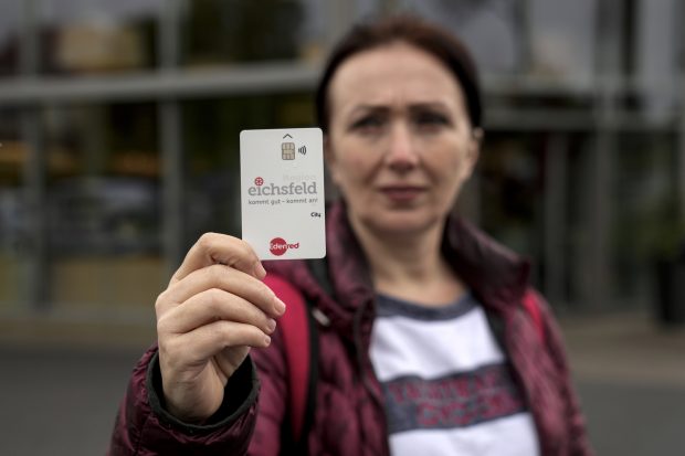Măsurile Germaniei pentru a reduce migrația: schimbă banii cash dați solicitanților de azil cu un card special. Susținătorii migranților critică măsura