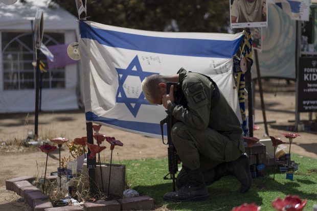 Benjamin Netanyahu a promis încă o dată că va învinge Hamas şi va aduce ostaticii înapoi, în timp ce sute de mii de palestinieni fug din Rafah