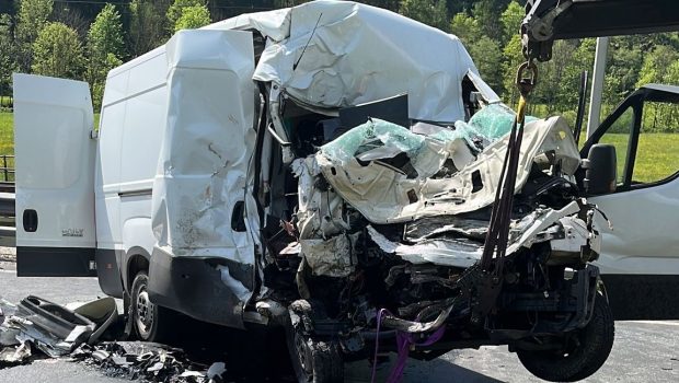 Imagini teribile de la accidentul în care pasagerii din două dube au murit, în Austria. Unul era român și avea doar 19 ani