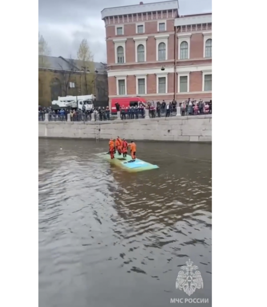 Un autobuz cu pasageri a căzut în apă de pe un pod din centrul orașului Sankt Petersburg. VIDEO