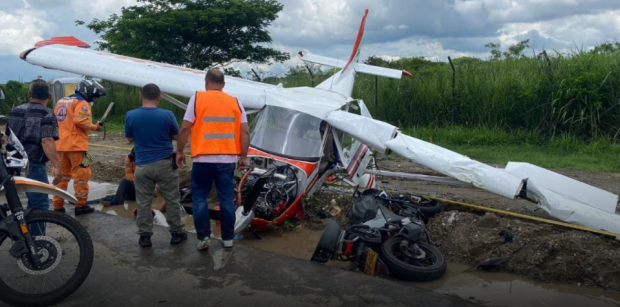 Un motociclist a murit, în Columbia, după ce un avion ușor s-a prăbușit peste el. Pilotul a scăpat cu viață