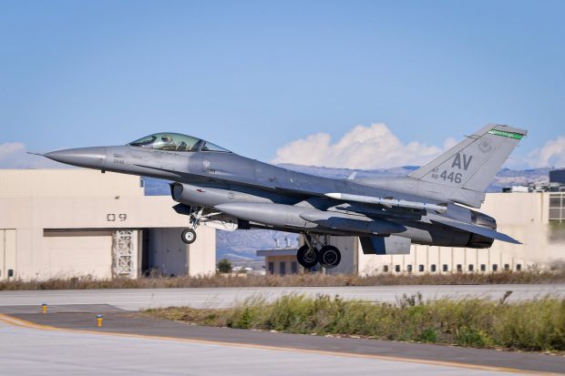 Avioanele F-16, tot mai aproape de câmpul de luptă din Ucraina. Data estimată pentru predare