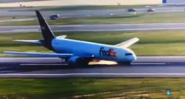 Pilotul unui avion de marfă Boeing a reușit să aterizeze fără roata din față, pe aeroportul din Istanbul. VIDEO