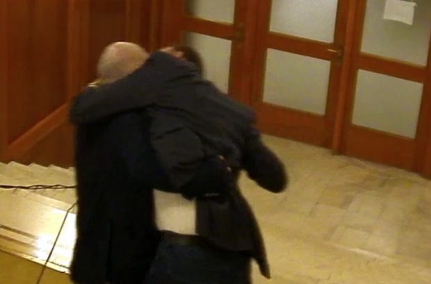 Video cu bătaia dintre Florin Roman și Dan Vîlceanu din Parlament. În imagini se vede cum membrii PNL se bruschează