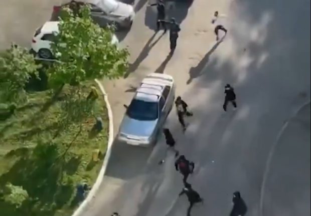 Bătaie în stradă și schimb de focuri într-un oraș din Rusia. Printre bătăuși se află mercenari Wagner