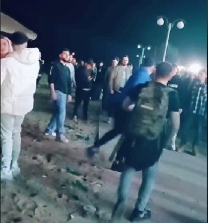Tineri s-au bătut în stradă la Vama Veche și Poliția îi caută