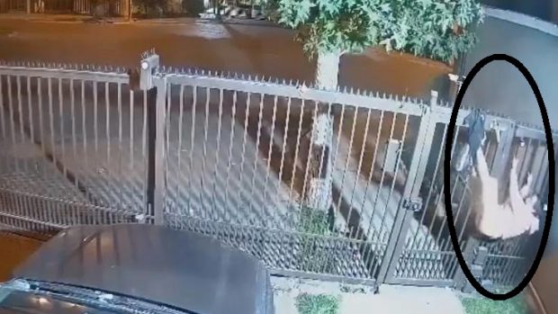 O femeie a rămas agățată în gard și a fost abandonată de complicele ei, într-o tentativă de jaf, în Chile | VIDEO
