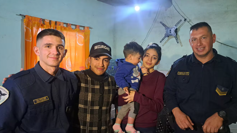 Un bebeluș a fost găsit de polițiștii argentinieni în mijlocul drumului, la ora 3 dimineața, după ce se furișase din casă | VIDEO