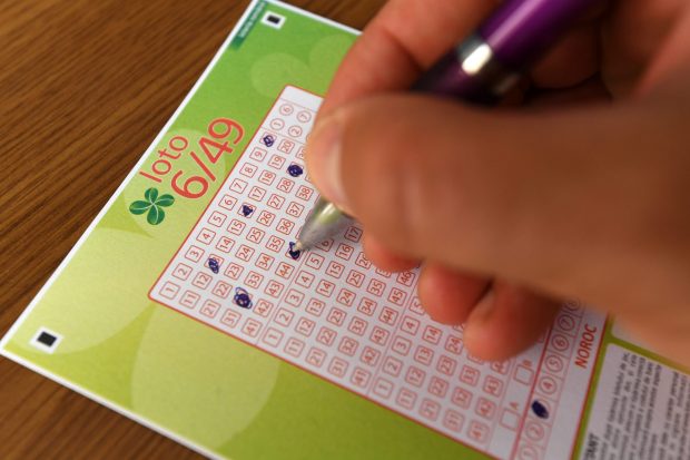 Câştigătorul din aprilie al premiului de peste 725.000 de euro la Loto 6/49 şi-a ridicat banii. Are peste 80 de ani și a jucat mereu aceeași variantă