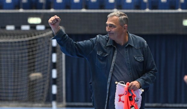 Trupul legendarului handbalist Ștefan Birtalan, depus la capela Cimitirului Ghencea 3. Foștii colegi, pelerinaj la catafalcul lui „Bibi”