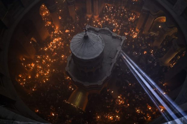 Lumina Sfântă s-a aprins la Ierusalim. Reprezentantul Patriarhiei Române o aduce în țară, la Otopeni, de unde va fi distribuită bisericilor
