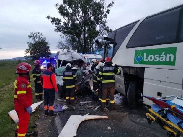 Accident între un autobuz și o dubă, între Râşnov şi Predeal. O persoană a murit și alte trei au fost rănite