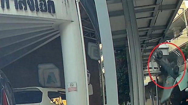 Momentul în care o mașină cade de la etajul 4 al parcării unui spital din Bangkok. Cum s-a produs accidentul | VIDEO