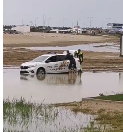 Autoturismul Poliției Locale Constanța, Încurcat în Nisip pe Plajă. Un Agent Fără Încălțăminte, Altul cu Sacii de Gunoi. Autoturismul Poliției Locale Constanța, Încurcat în Nisip pe Plajă. Un Agent Fără Încălțăminte, Altul cu Sacii de Gunoi.