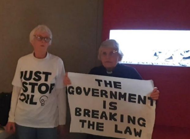 Două activiste octogenare au atacat cu un ciocan și o daltă vitrina care protejează documentul istoric „Magna Carta”: „Guvernul încalcă legea” | VIDEO