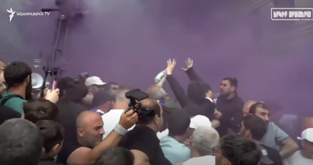Noi proteste la Erevan, din cauza acordului cu Azerbaidjan. Manifestanții au aruncat cu grenade fumigene și s-au bătut cu Poliția | VIDEO