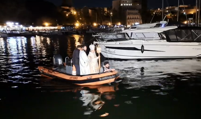 Arhiepiscopul de la Tomis aduce lumina sfântă de pe mare: o vizită ca a Sfântului Andrei. Arhiepiscopul de la Tomis aduce lumina sfântă de pe mare: o vizită ca a Sfântului Andrei.