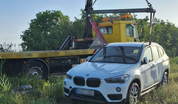 Un bărbat a furat o mașină de lux din Ploiești, s-a răsturnat cu ea în pârâul Dâmbu și a fugit de la locul accidentului