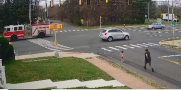 O fetiță de 3 ani a fost salvată în ultima clipă, înainte de a intra într-o intersecție aglomerată, de „frizerii eroi”, în SUA | VIDEO