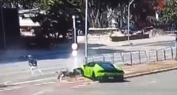 Un brazilian a intrat cu Lamborghiniul de 530.000 de euro într-un stâlp, când urmărea motociclistul care îi furase Rolexul de 40.000 de euro | VIDEO