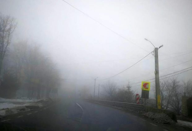 Condiţii de ceaţă pe mai multe drumuri principale din ţară. Aglomeraţie la intrarea în București