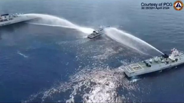 Două nave militare chineze au atacat cu tunuri cu apă un vapor al Gărzii de Coastă din Filipine și l-au avariat. VIDEO