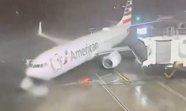 Un Boeing 737 a fost luat de vânt înainte de îmbarcarea pasagerilor | VIDEO