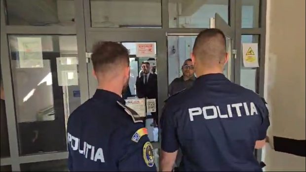 Jurnaliști sechestrați pe un hol în sediul CJ Prahova în timpul lansării candidaturii lui Iulian Dumitrescu pentru funcția de șef al Consiliului Județean | VIDEO