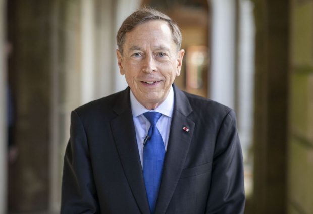 Fostul șef CIA David Petraeus spune, la București, că victoria Ucrainei „depinde în primul rând de continuarea sprijinului SUA”