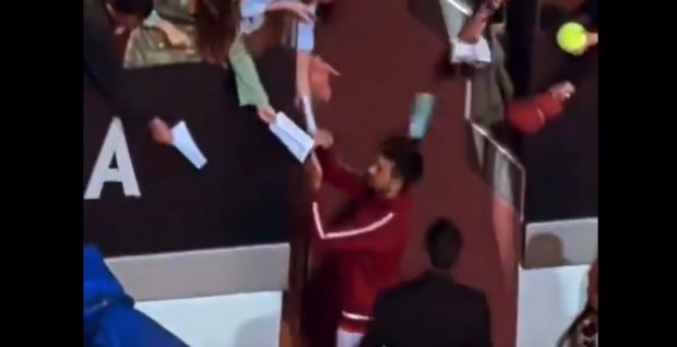 Novak Djokovic a fost lovit în cap cu un recipient metalic, în timp ce semna autografe, după victoria din turul II de la Roma. VIDEO