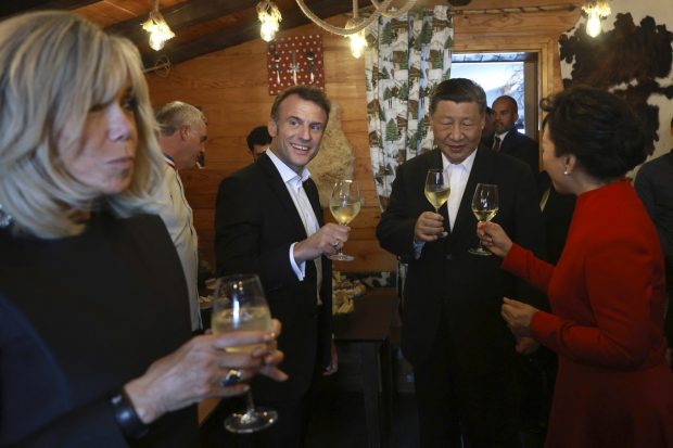 O prăjitură numită „le russe” a fost înlocuită din motive diplomatice din meniul mesei oferite de Macron lui Xi Jinping într-un restaurant din Pirinei
