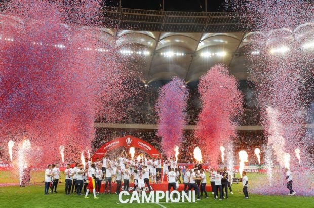 FCSB a primit trofeul de campioană a României în fața a peste 54.000 de spectatori, după ce a pierdut cu CFR Cluj