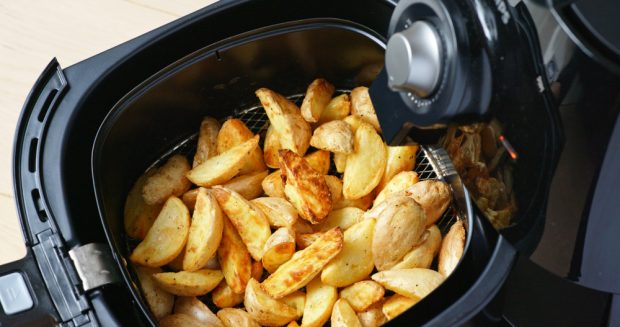 Cât de sănătoase sunt alimentele gătite la friteuza cu aer cald
