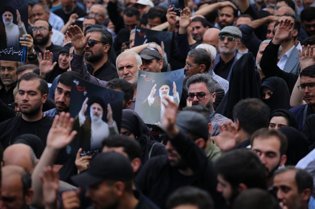 Zeci de mii de iranieni își iau rămas-bun la Teheran de la președintele Ebrahim Raisi VIDEO