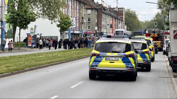 Rudele băiețelului român de 8 ani ucis de tramvai în Germania, supravegheate de polițiști: „Ei plâng altfel decât noi, germanii. Încercăm să-i lăsăm să facă asta”