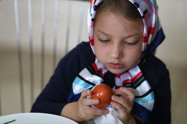 Peste 79% dintre români intenționează să-și petreacă Sărbătorile Pascale în familie, iar 16% vor să călătorească | STUDIU