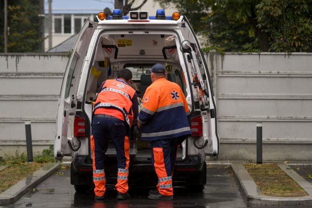 Șofer strivit de mașina de gunoi după ce a uitat să tragă frâna de mână, în Mureș