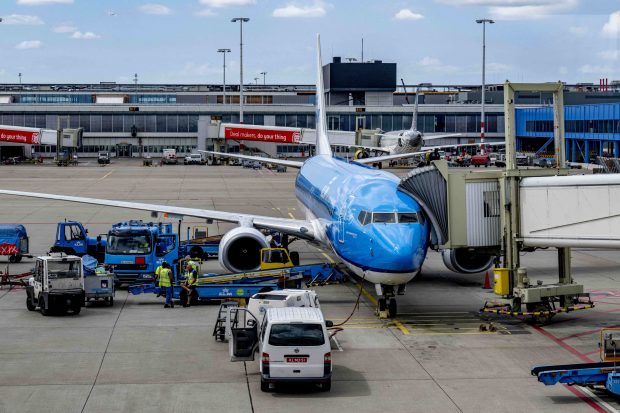 O persoană a murit după ce a fost aspirată de motorul pornit al unui avion, pe aeroportul din Amsterdam