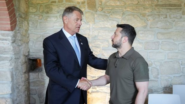 România pregătește un nou pachet de ajutor militar pentru Ucraina, anunță Volodimir Zelenski după ce a vorbit la telefon cu Klaus Iohannis
