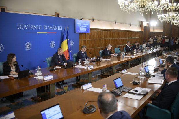 Reformă făcută cu frâna de mână trasă: Executivul are în continuare peste 100 de secretari și subsecretari de stat